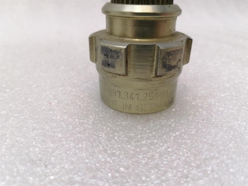 Porsche 911 (991) Porsche 911 991 Wheel Lock Lug Nut Bolt 99134125101 Central Lock Body type: Coupe
Fuel: Petrol