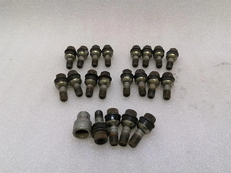 Porsche 911 (996) Misc Porsche 911 997 wheel bolt set 99736120302 whee...
