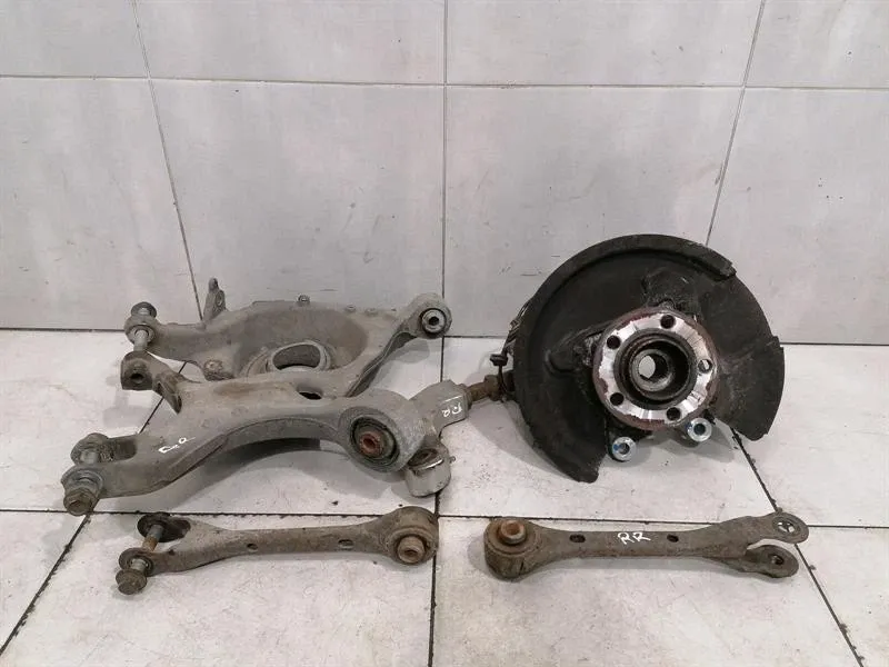 Ford Mustang MK6 S550 Right Rear Hub FR3Z-5500-E Wheel Bearing Housing Rear Right
