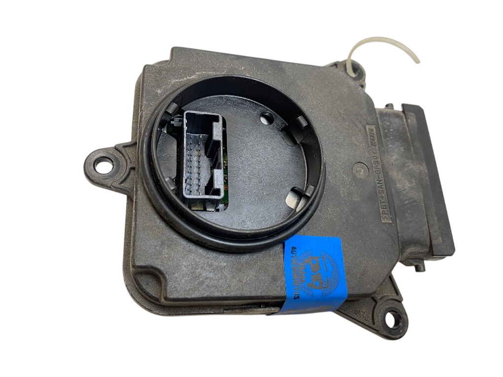 Toyota Prius+ Xenon control unit right 8101647690 Xenon control unit right TOYOTA PRIU...