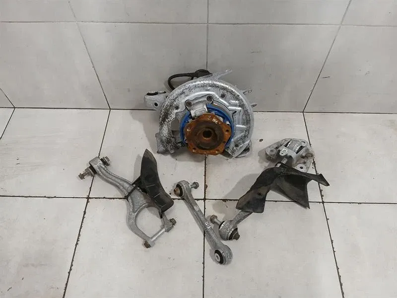 Porsche 911 (991) Right Rear Hub Porsche 911 991 Right Rear Hub 99133111233 Whee...
