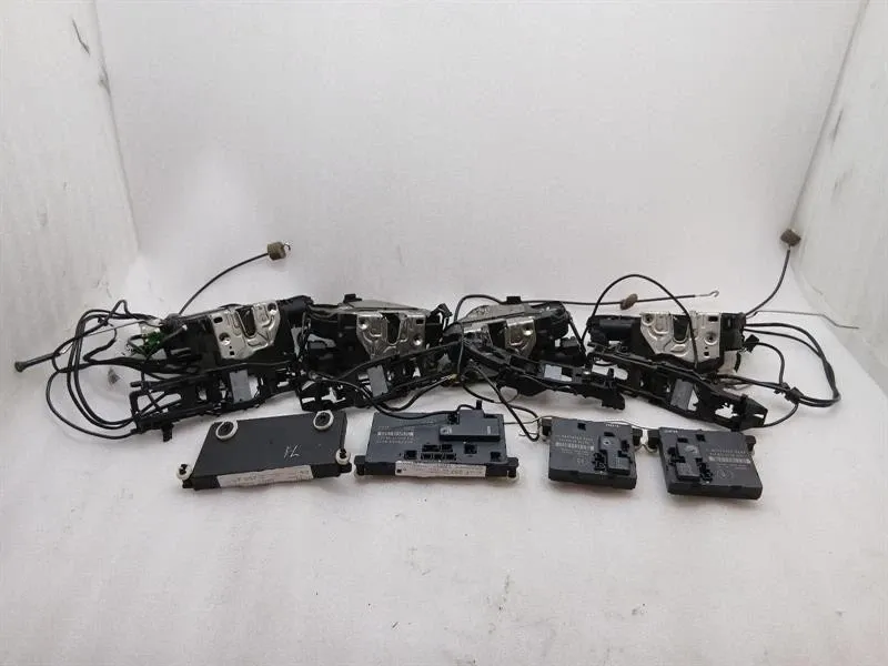 Mercedes-Benz CLS (C219) Mercedes CLS W219 Door Lock Set A2197200735 Door Lock Set A2197201035 Body type: Saloon
Fuel: Petrol