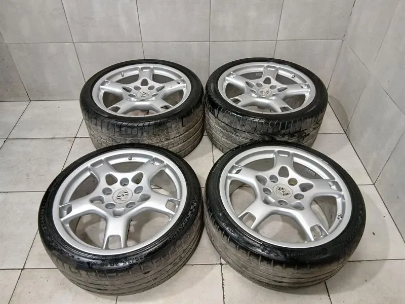Porsche 911 (997) Porsche 911 997 Alloy Wheel Set 99736216200 Rim Set 8Jx19 ET57 11Jx19 ET51 Body type: Coupe
Fuel: Petrol