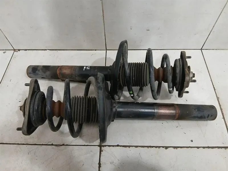 Porsche 911 (993) Porsche 911 996 Shock Absorber Front 99634304140 Front Shock Absorber Set of 2 Body type: Coupe
Fuel: Petrol