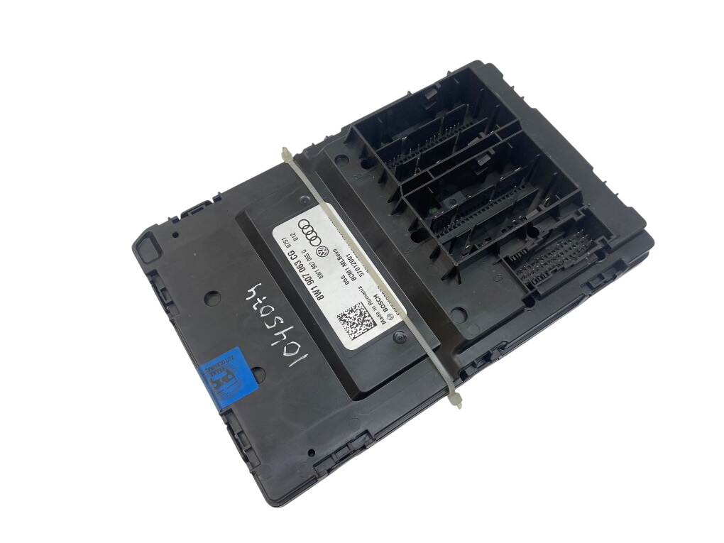 Audi A5 (B9) Syöttö ohjausyksikkö F005V03977 Onboard supply control unit AUDI A5 ...
