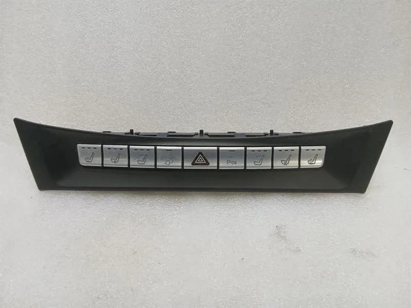 Mercedes-Benz G (W463) Mercedes GT R190 Roadster Switch Block A1909054101 Switch Block Body type: Coupe
Fuel: Petrol