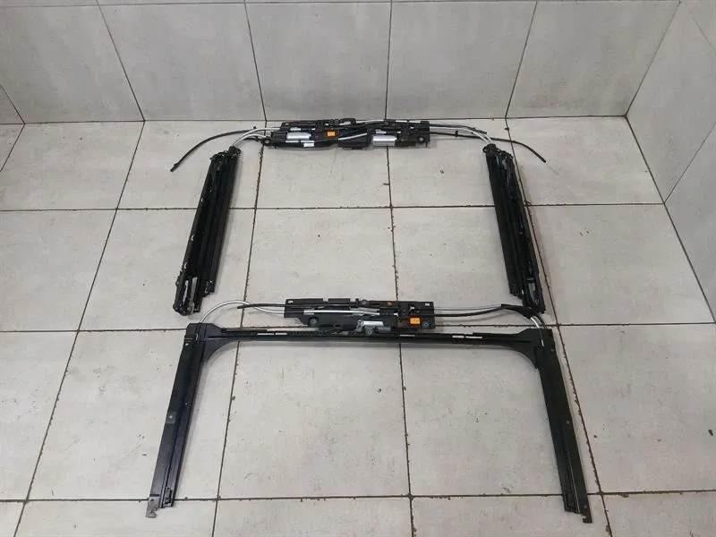 Porsche Panamera Porsche Panamera 976 24-26 Sunroof Frame 971 898 021 Roller Blind Set Sunroof Frame Body type: Hatchback
Fuel: Hybrid