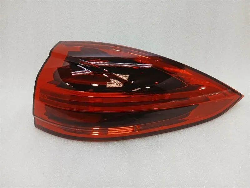 Porsche Cayenne Porsche Cayenne 958 92A right rear light 95863106201 tail light rear right Body type: SUV
Fuel: Petrol