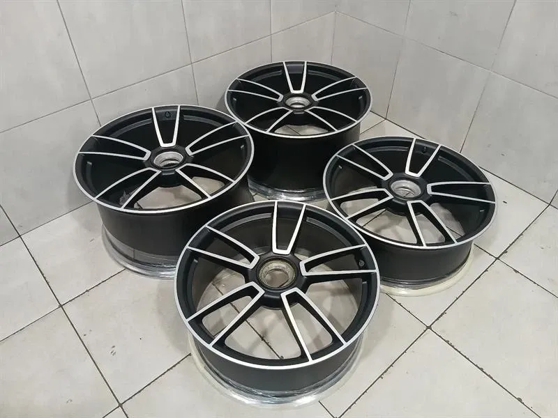 Porsche 911 (992) PORSCHE 911 992 ALLOY WHEEL SET 992601025AT Rim SET TURBO S CENTRE LOCK Body type: Convertible
Fuel: Petrol