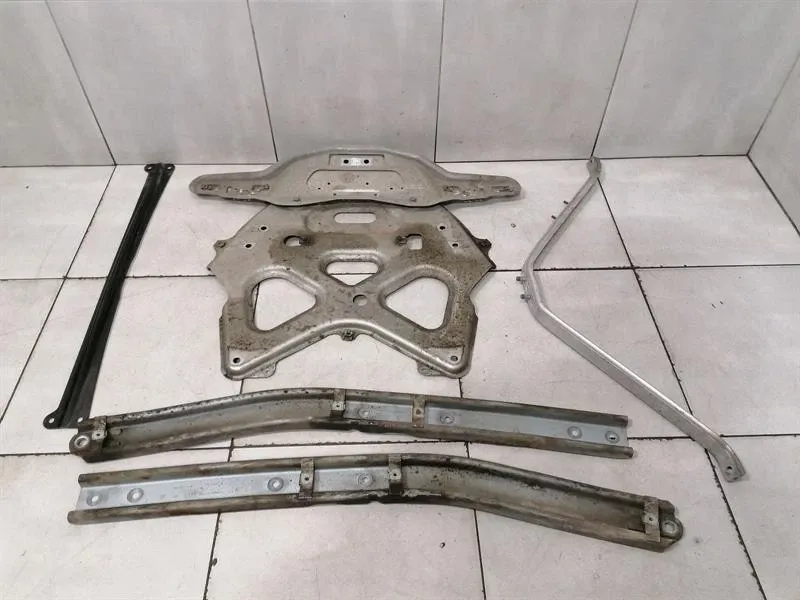 Porsche Boxster (981) Porsche Boxster Spyder 718 holder bracket 98133126113 holder carrier 982505477A Body type: Convertible
Fuel: Petrol