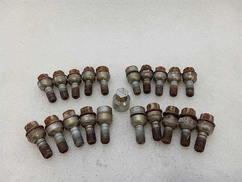 Porsche 911 (997) Porsche 911 997 wheel bolt set 99736198010 wheel bolts wheel bolt set Body type: Coupe
Fuel: Petrol