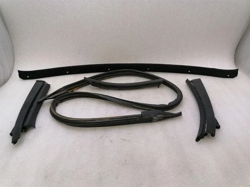 Porsche 911 (996) Porsche 911 996 roof seal set 99656141300 roof frame seal set Body type: Convertible
Fuel: Petrol