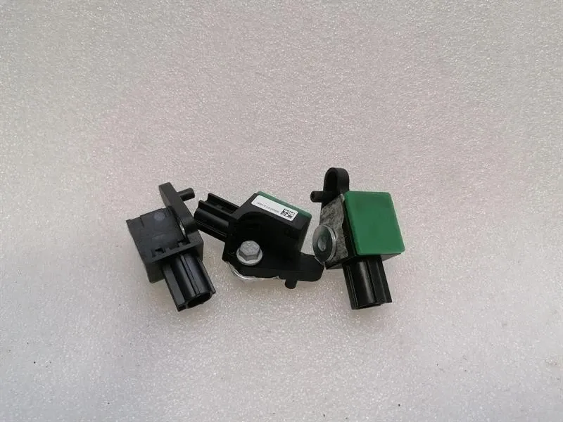 Ferrari 458 Ferrari 458 F142 Spider Crash Sensor Set Of 3 220245-101 Impact Sensor Body type: Convertible
Fuel: Petrol