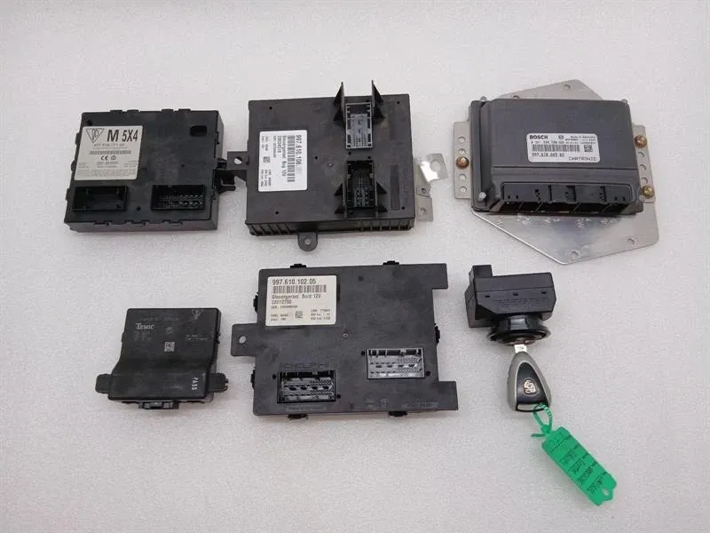 Porsche 911 (996) Porsche Boxster 987 Engine ECU SET 99761860302 Engine Control Unit SET 2.7 M9625 Body type: Convertible
Fuel: Petrol