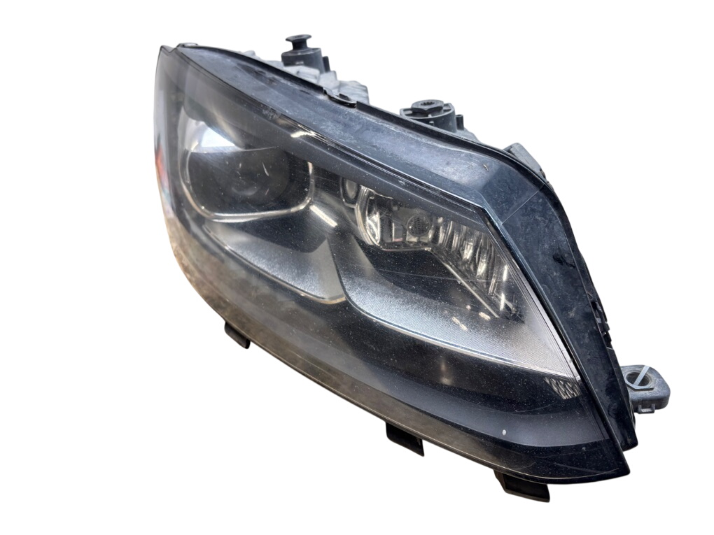 Volkswagen Touran передняя фара (правая) 030126828200 Headlight right VW TOURAN (1T3) (2...