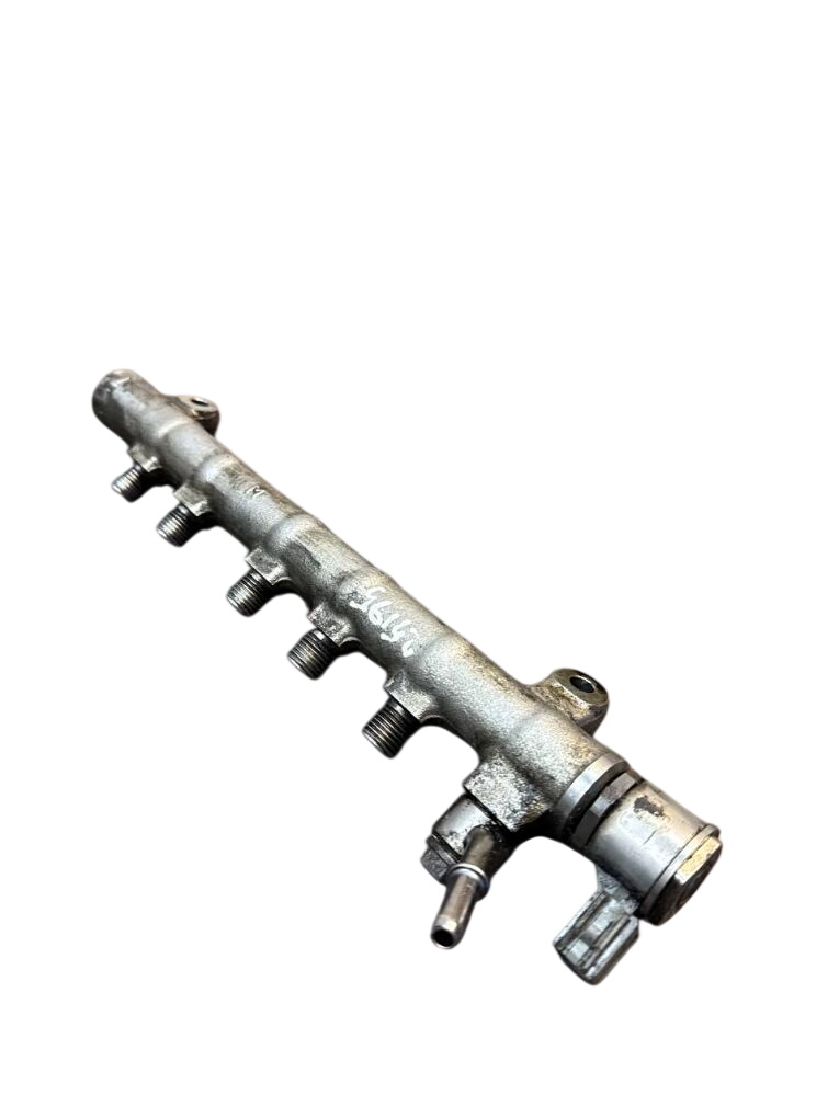 Volvo V70 Fuel Distributor / fuel rail 31405380 Fuel Distributor / fuel rail VOLVO V70...