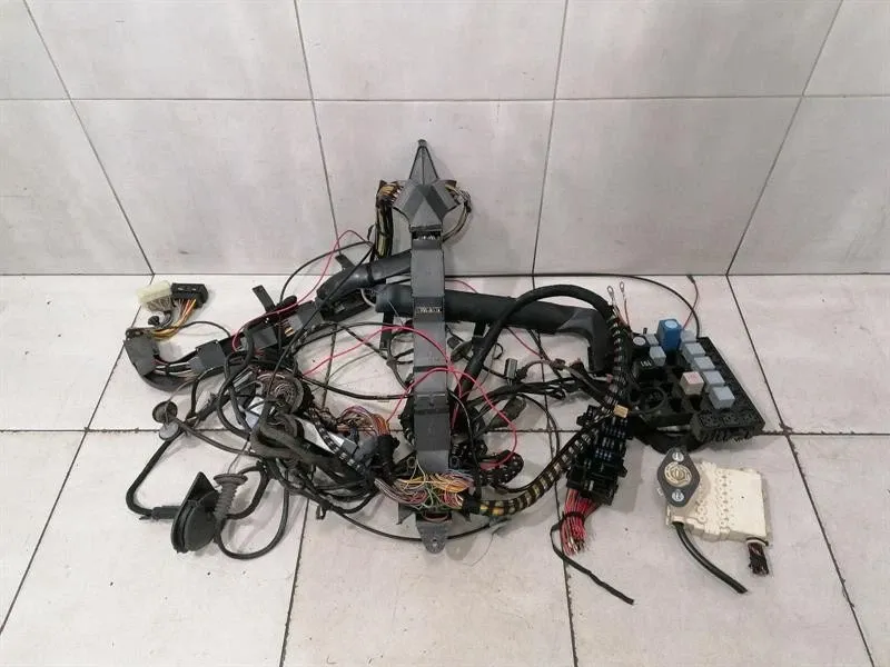 Porsche 911 (996) Porsche 911 996 Wiring Loom Rear 99661290500 Rear Wiring Harness 98-01 Body type: Coupe
Fuel: Petrol