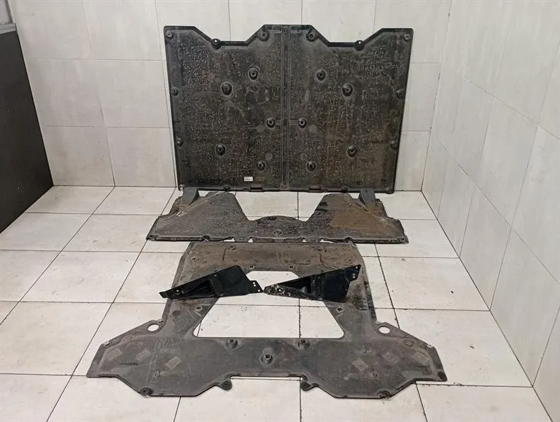 Porsche 911 (992) Porsche 911 992 Undertray Set 992825505 Underbody Trim Defect 992825521C Body type: Convertible
Fuel: Petrol