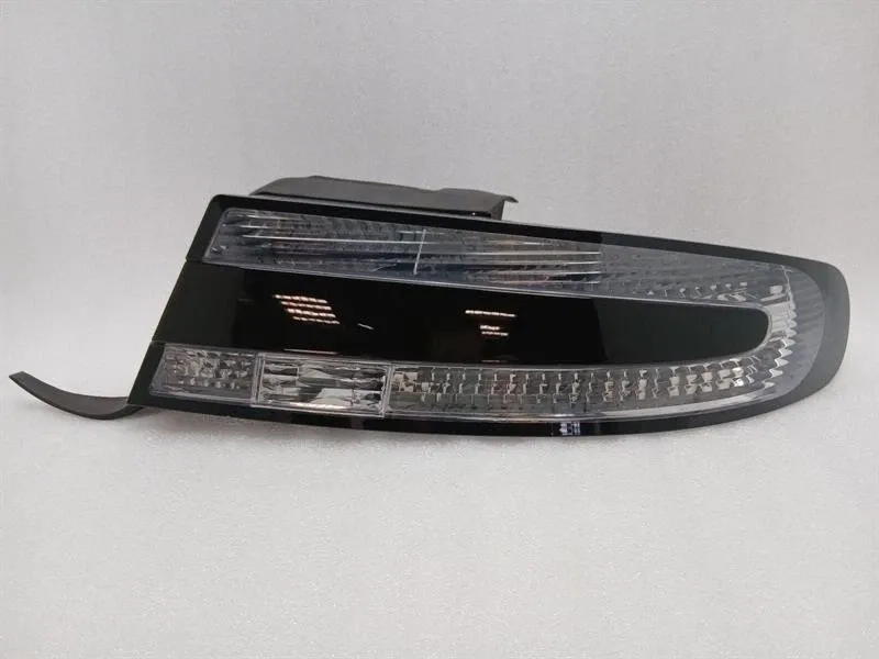 Aston Martin DB9 Volante Right Rear Light DG33-13404-AC Tail Light Rear Re Brand/Model: ASTON MARTIN DB9
Year: 2010
Engine...