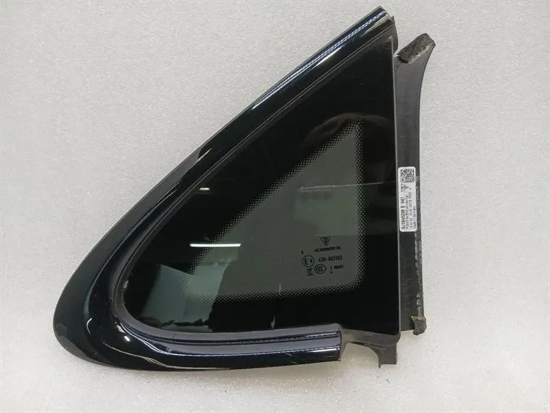 Porsche Taycan Porsche Taycan 9J Right Rear 1/4 Glass 9J1845298R Door Glass 1/4 Rear RH Body type: Saloon
Fuel: ELECTRIC