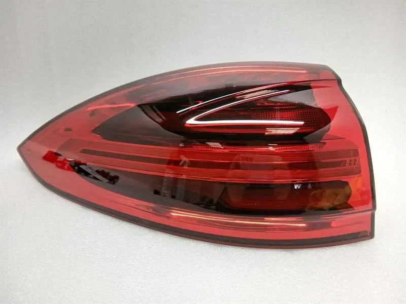 Porsche Cayenne Porsche Cayenne 958 92A left rear light 7P5945207G tail light rear left Body type: SUV
Fuel: Petrol