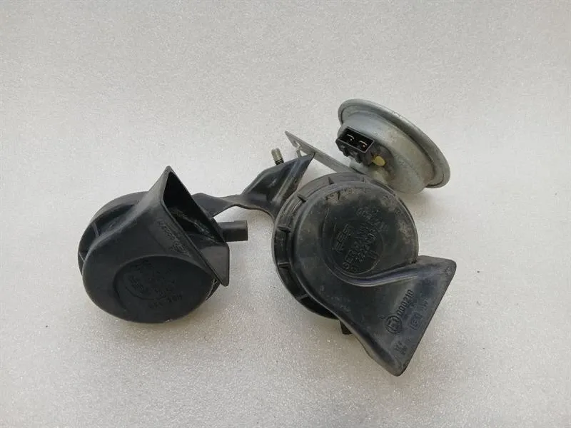 Porsche 911 (996) Porsche 911 996 Horn Set 99663520608 Horn Fanfare Set Body type: Convertible
Fuel: Petrol