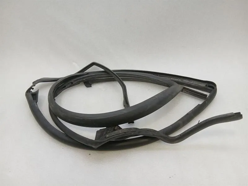 McLaren 720S Coupe Door Seal 14AA499CP RH Door Seals Brand/Model: MCLAREN 720S
Year: 2019
Engine: 39...