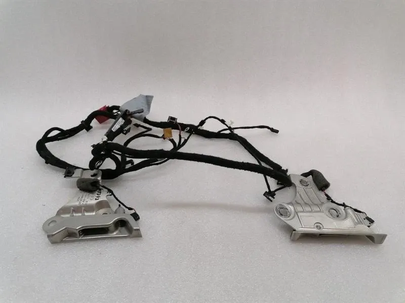 Audi R8 Audi R8 Type 42 V10 5.2 Spyder Soft Top Bracket Set 427871443A Locking Part Set Body type: Convertible
Fuel: Petrol