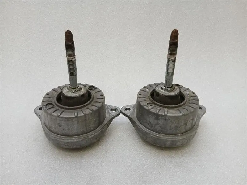 Porsche 911 (996) Porsche 911 996 engine mount set 99337504906 engine mount set Body type: Convertible
Fuel: Petrol