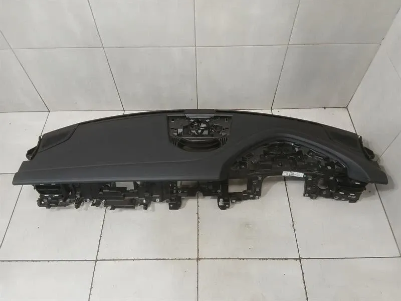 Porsche Taycan Porsche Taycan 9J Dashboard 9JA857003BJ Leather UK JPN AU Body type: Saloon
Fuel: ELECTRIC