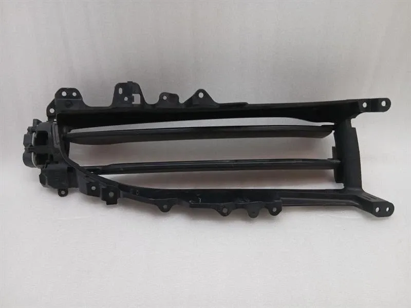 Porsche Taycan Porsche Taycan radiator grille flap 9J1121753D air duct damaged Body type: Saloon
Fuel: ELECTRIC