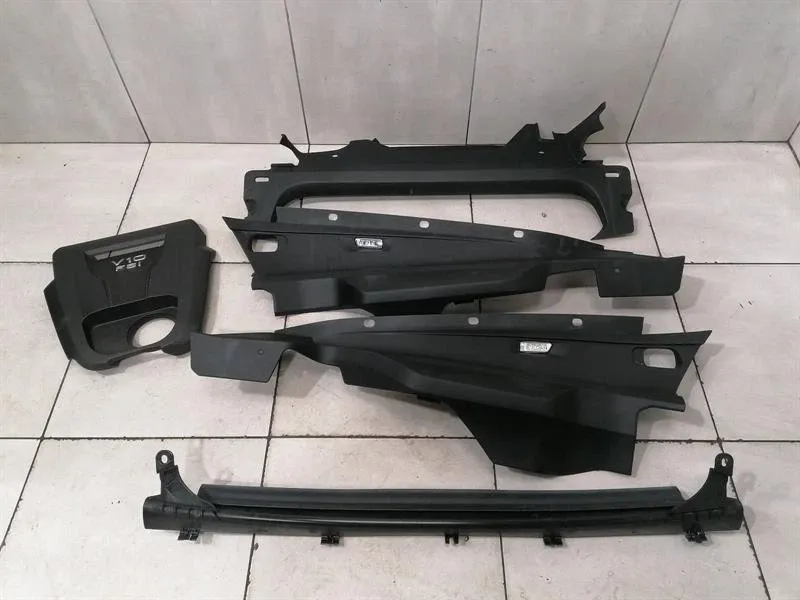 Audi R8 Audi R8 4S RWS Engine Bay Cover Set 4S0103926 Engine Cover 4S8863082B Body type: Coupe
Fuel: Petrol