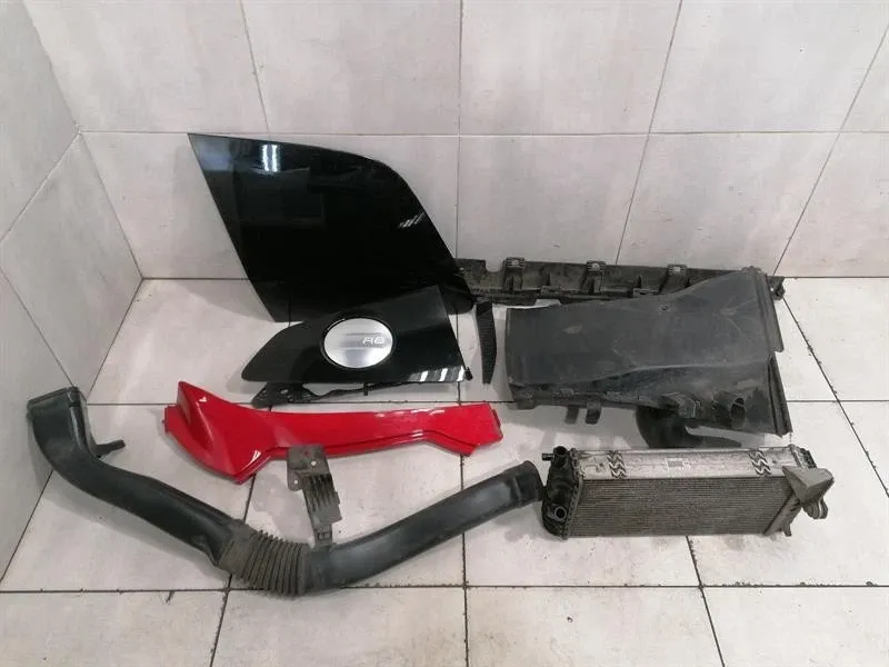 Audi R8 Audi R8 4S RWS Right Side Cover Set 4S8853338D Trim 4S01212B Faulty Body type: Coupe
Fuel: Petrol