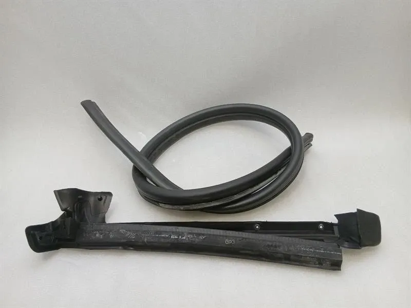 Ferrari California Ferrari California F149 08-14 Left Door Seal 69877700 LH Door Seals Set Body type: Convertible
Fuel: Petrol