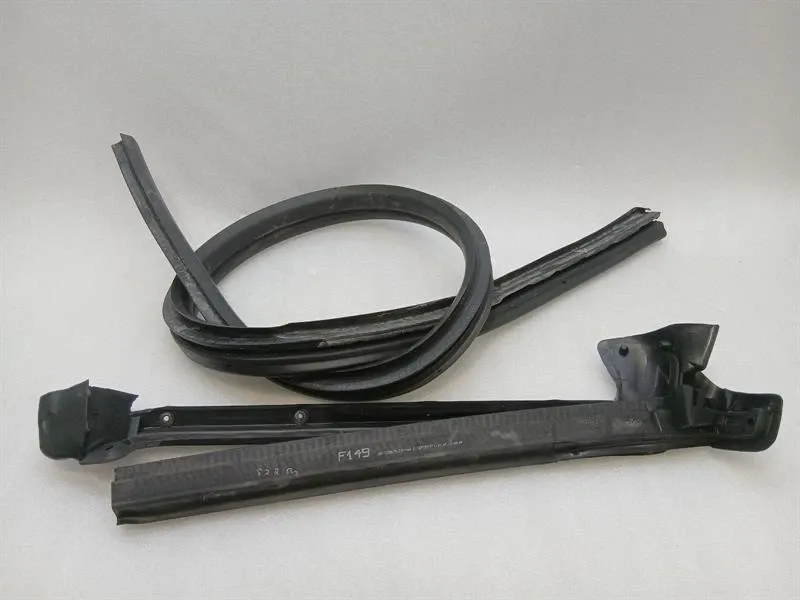 Ferrari California Ferrari California F149 08-14 Right Door Seal 69846500 RH Door Seals Set Body type: Convertible
Fuel: Petrol