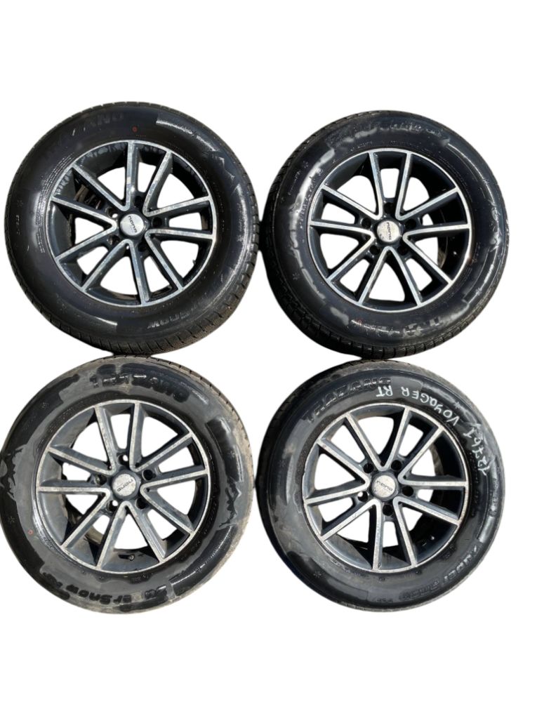 Chrysler Grand Voyager / Town & Country Rim set With Tyres 4 pcs 6.5JX16 ET40 D71.5 5/127 Rim set With Tyres 4 p...
