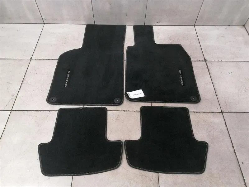 Porsche 911 (992) PORSCHE 911 992 Floor Mat set RECHTSLENKER RHD Body type: Convertible
Fuel: Petrol
