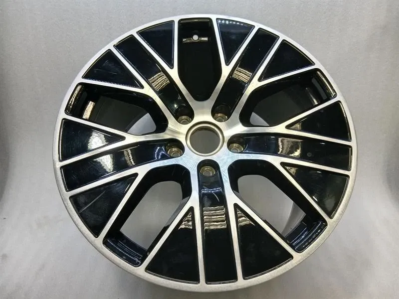 Porsche Taycan Porsche Taycan 9J Alloy Wheel 9J1601025K 11JX20 ET60 Rim 11JX20 ET60 Body type: Saloon
Fuel: ELECTRIC