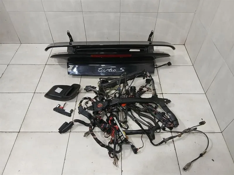 Porsche 911 (997) OEM PORSCHE 997 TURBO S MK2 CONVERTIBLE MK2 AERO CONVERTIBLE REAR LID SPOILER SET Body type: Convertible
Fuel: Petrol