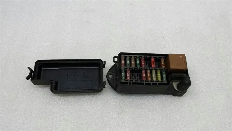 Jaguar XJ (X308) Jaguar XJ X308 front fuse box LJC2800CA fuse box front Body type: Saloon
Fuel: Petrol
