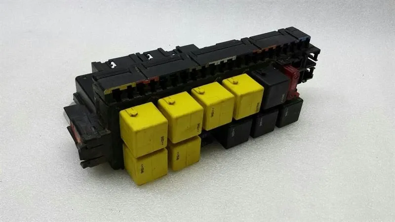 Mercedes-Benz A (W168) Mercedes S-Class W220 Fuse Box A0325458232 Fuse Box Body type: Saloon
Fuel: Diesel
