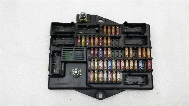 Jaguar XJ Jaguar XJ6 X350 Fuse Box C2C12445 Fuse Box Body type: Saloon
Fuel: Diesel