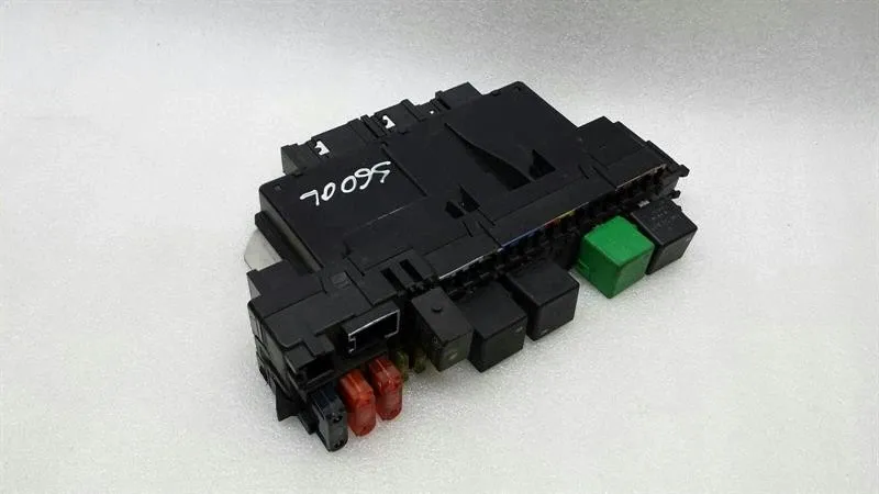 Mercedes-Benz A (W168) Mercedes S-Class W220 Fuse Box A0265455332 Fuse Box Body type: Saloon
Fuel: Diesel