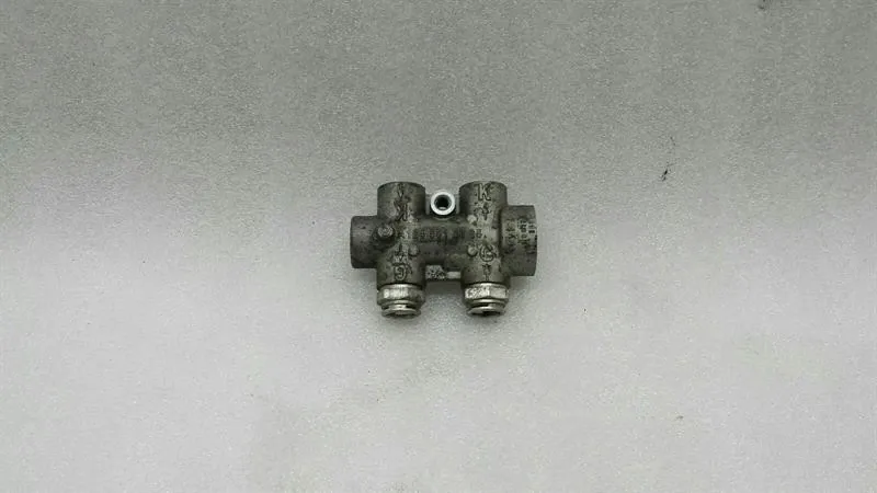 Mercedes-Benz A (W169) Mercedes CL (ATF) Oil Cooler Thermostat A1645010065 Thermostat Housing Body type: Coupe
Fuel: Petrol