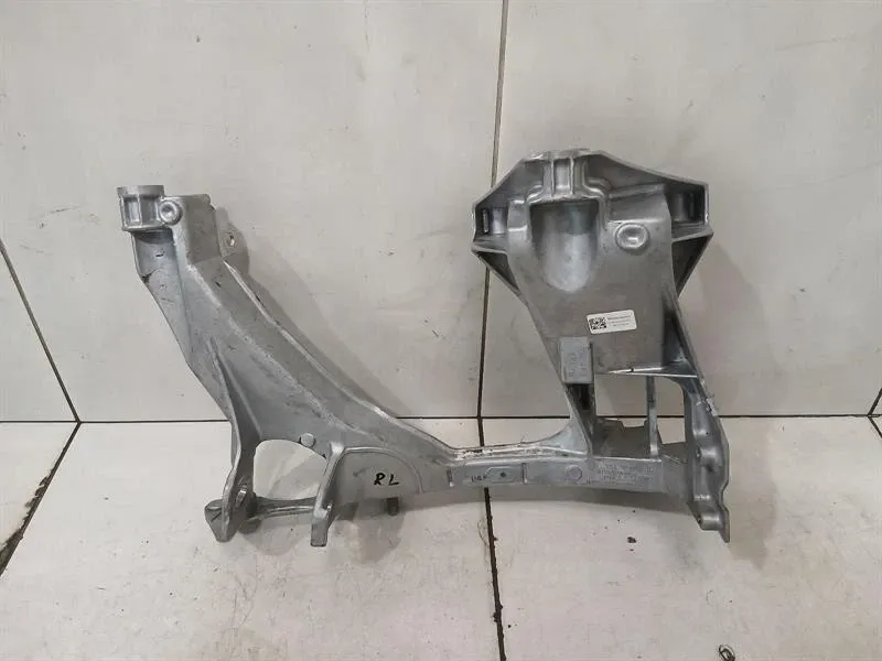 Porsche Boxster (981) Porsche Boxster GT4RS Spyder subframe rear 98133105190 axle frame rear axle Body type: Convertible
Fuel: Petrol