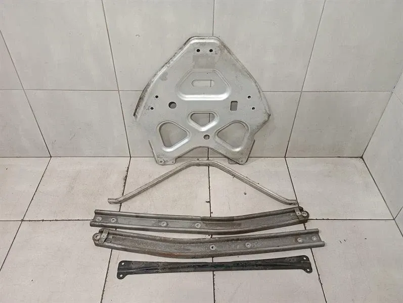 Porsche Cayman (981) Porsche Cayman 981 GT4 holder bracket 98133126111 holder carrier set set Body type: Coupe
Fuel: Petrol