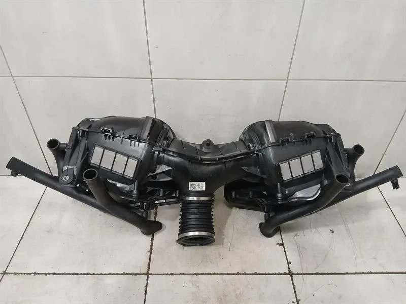 Porsche 911 (992) Porsche 911 992 GT3RS Air Filter Box 9GT129407L Air Filter Box SET Body type: Coupe
Fuel: Petrol