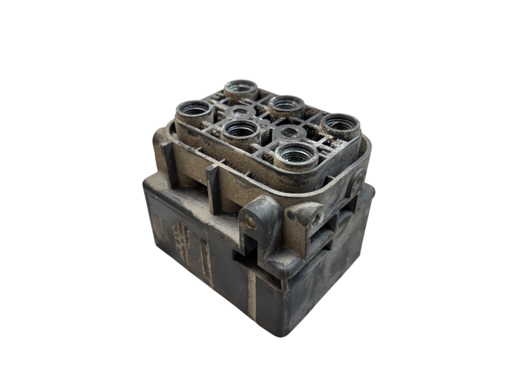 Porsche Cayenne Air suspension valve block 958698014A Air suspension valve block PORSCHE C...