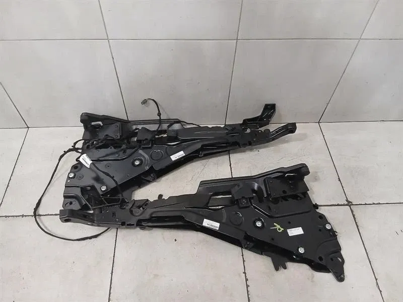 Ferrari California Ferrari California F149 08-14 tonneau hinge set 804133 hinge set Body type: Convertible
Fuel: Petrol