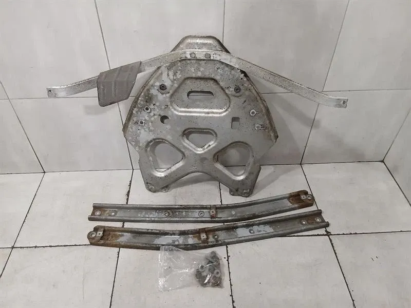 Porsche Boxster (981) Porsche Boxster 718 holder bracket 98133126111 rear holder carrier set Body type: Convertible
Fuel: Petrol